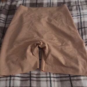 Seamless Nude Shaping Shorts with low back